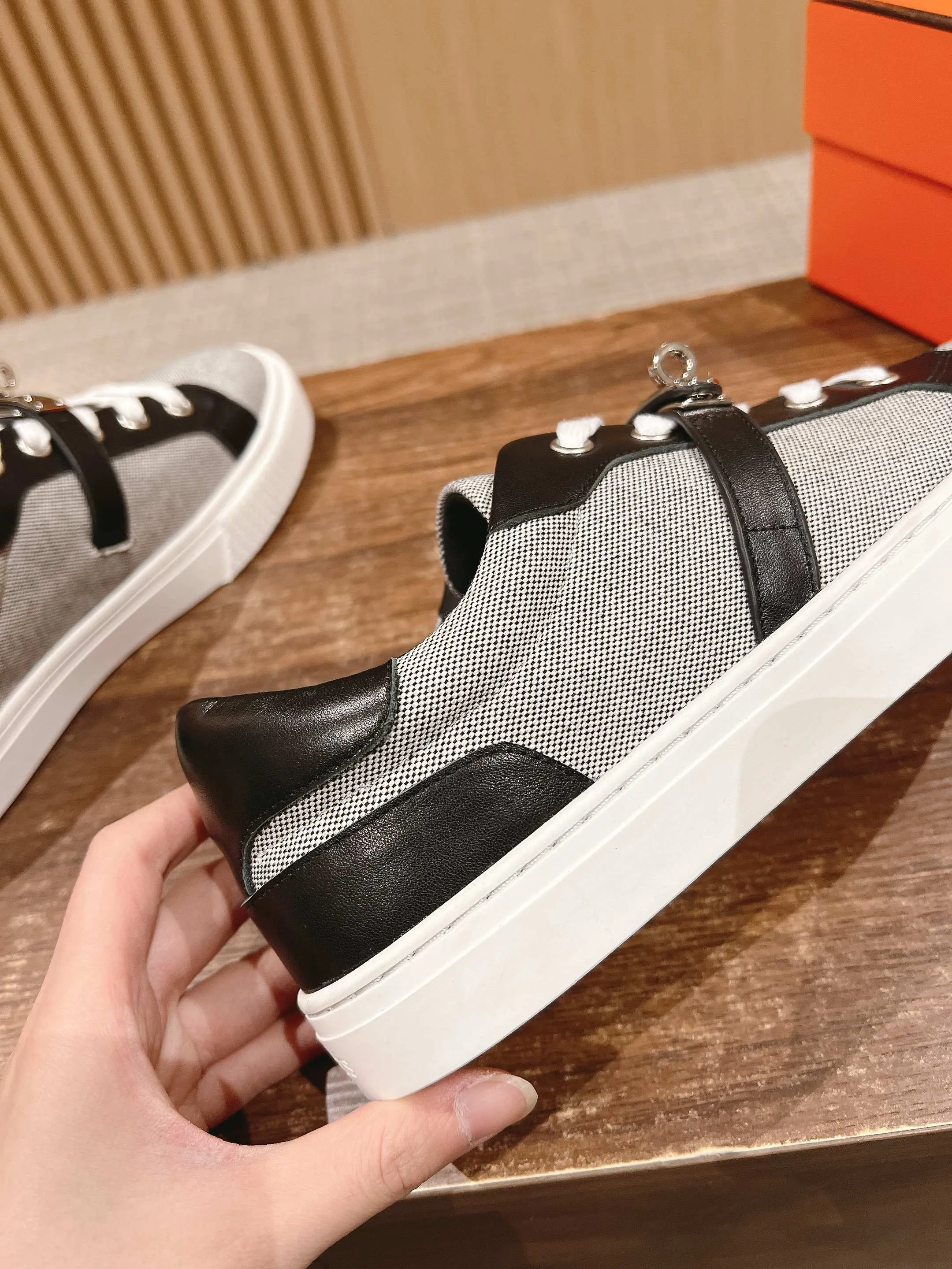 👟👟Ex-factory price 520👟👟 [Cloth cover]🍓 𝐇𝐄𝐑𝐌𝐄𝐒 Hermès classic couple model #𝐊𝐞𝐥𝐥𝐲 buckle casual white shoes skateboard shoes, no shoes collision at all, full of unknown Hermès It’s rare to find flat casual shoes, and they come with classic palladium-plated Kelly shoe buckles! People will fall in love with it at first glance. It is very versatile ~ you can wear it with skirts and pants at will. 🉑️Close your eyes and look super noble. ❥ MATERIAL Specific cowhide/canvas material, sheepskin lining, original molded TPU outsole Size: 35-44